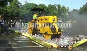 Pemusnahan ribuan liter Miras di Mapolres Jombang dengan menggunakan alat berat. (FOTO: ARI)