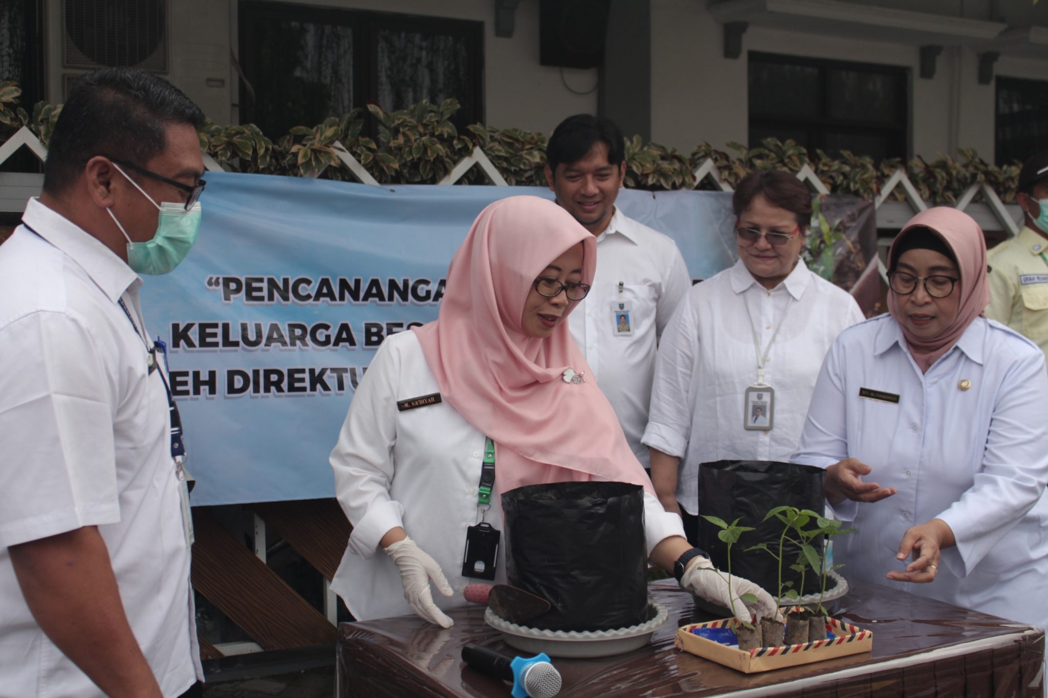 Gerakan Tanam Bibit Cabai Di Rumah Sakit Direktur RSUD Jombang Ajak