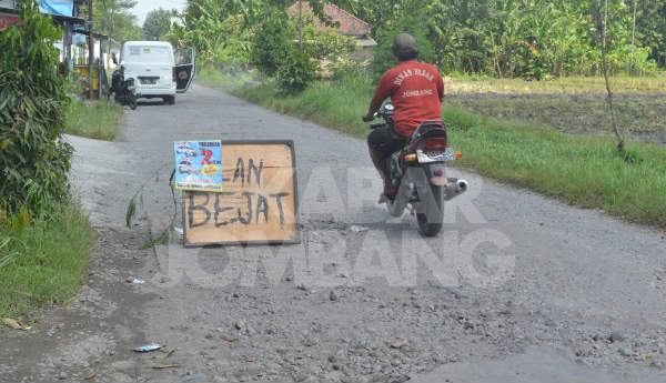  Jalan  Poros Desa Rusak Warga Beri Warning  Kabar Jombang