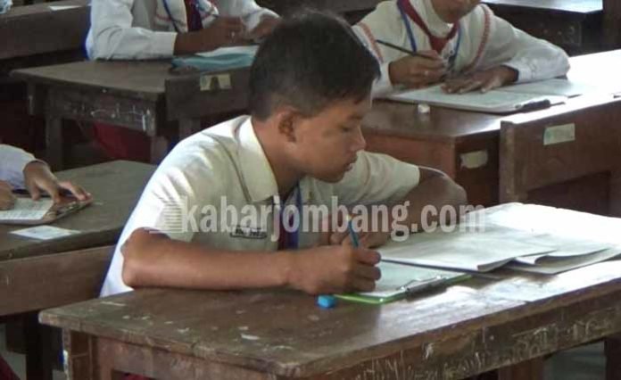 Bangunan roboh, siswa-siswi SDN 2 Bandung Kecamatan Diwek, harus belajar bergantian