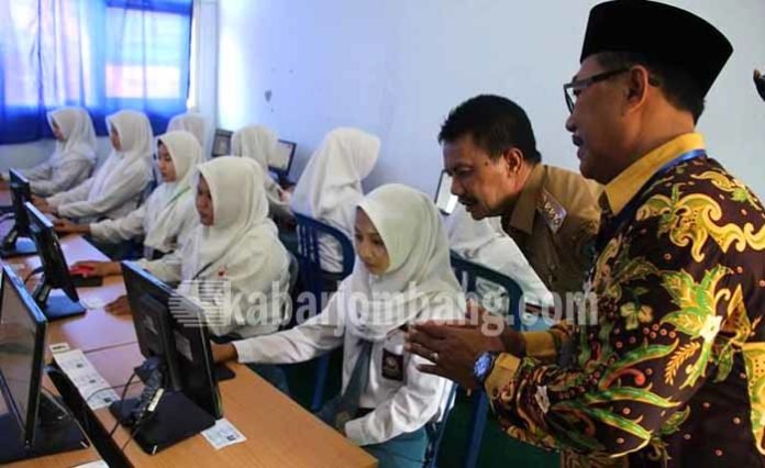 Bupati Nyono Suharli saat Sidak peserta UNBK di SMKN 2 Jombang