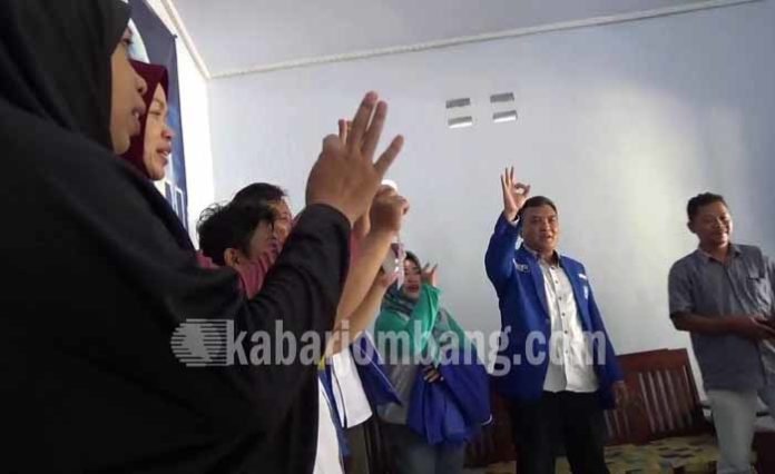 Kader PAN Jombang saat meluapkan kegembiraan setelah Anis - Sandi menang di sejumlah Quick Count