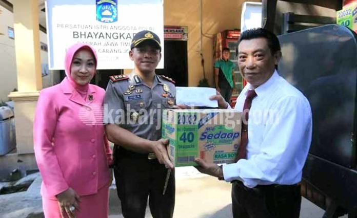 Kapolres Jombang AKBP Agung Marlianto secara simbolis menyerahkan bantuan kepada korban longsor di Ponorogo
