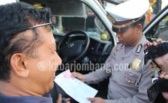 Kasatlantas Jombang saat merazia mobil pengangkut orang