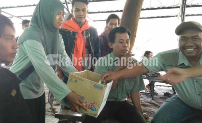 Komunitas pecinta alam saat melakukan penggalangan dana untuk korban longsor di Ponorogo