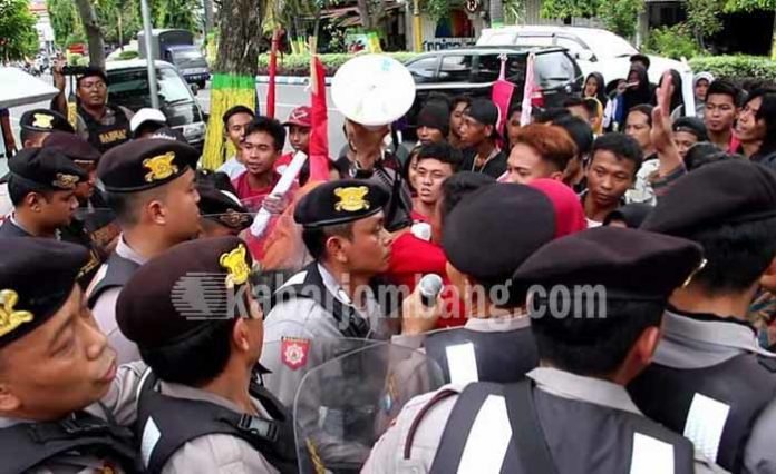 Petugas dan massa aksi yang nyaris ricuh, akibat massa pendemo yang nekad memasuki kantor DPRD Jombang