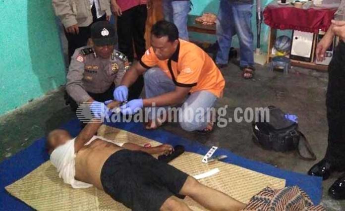 Petugas saat melakukan idetifikasi terhadap jasad korban