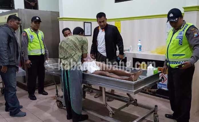 Petugas saat mengidentifikasi jenazah korban yang mengalami kecelakaan kerja pada proyek Tol Jombang - Mojokerto
