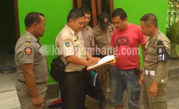 Petugas saat merazia rumah kos wajib pajak yang berada di Desa Kepatihan Kecamatan Jombang
