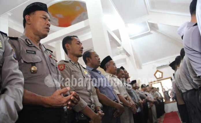 Polisi shalat gaib untuk korban longsor di Ponorogo