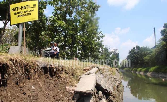 TPT di Desa Tunggorono ambrol ratusan meter