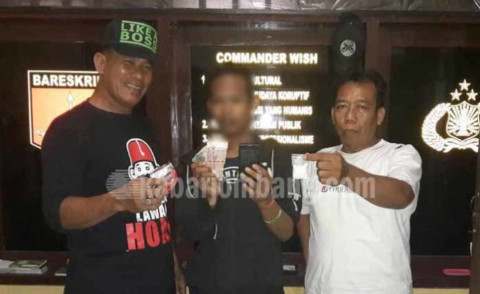 Tersangka beserta barang bukti saat diamankan di Mapolsek Jombang Kota