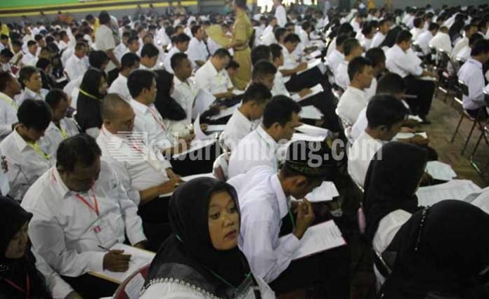 calon perangkat desa saat menjalani ujian tulis di GOR Jombang