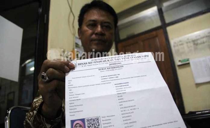 salah satu petugas Dispendukcapil saat menunjukkan Suket