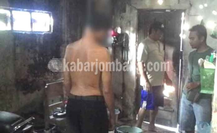 Korban tewas tergantung sebelum dievakuasi petugas