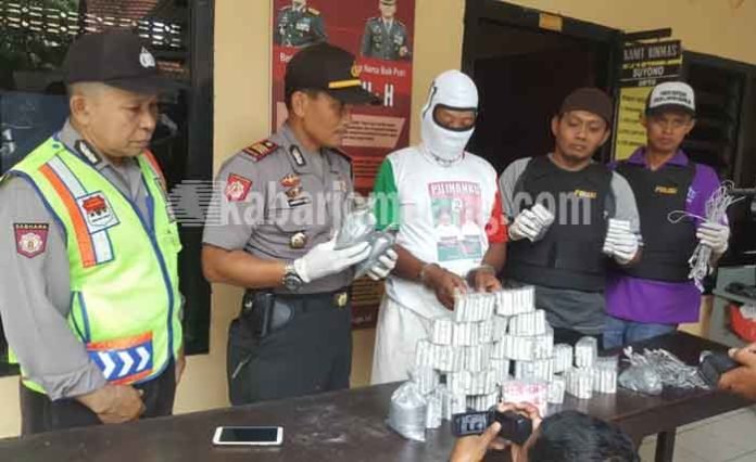 Pelaku saat dirilis di Mapolsek Diwek