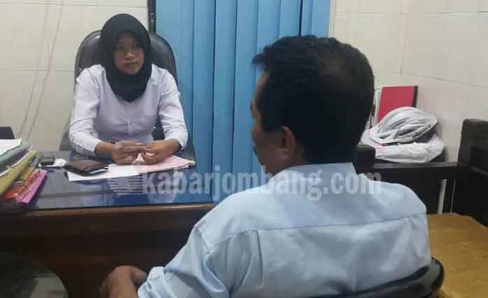 Pelaku yang seorang kepala dusun, saat diamankan di Mapolres Jombang