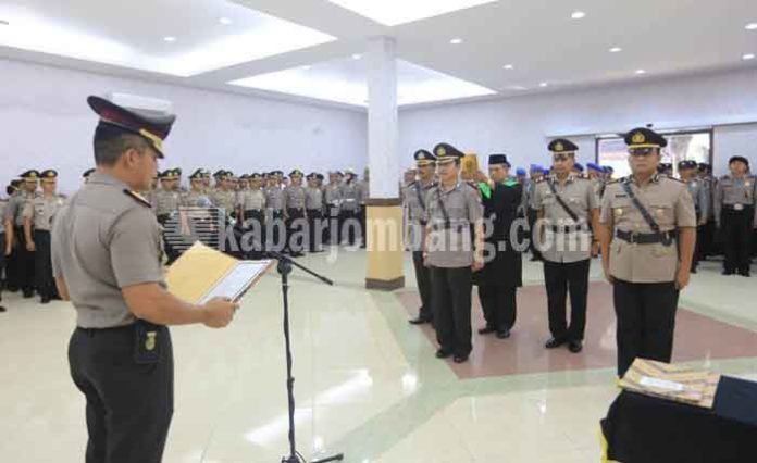 Pengmabilan sumpah 4 perwira polisi di Mapolres Jombang
