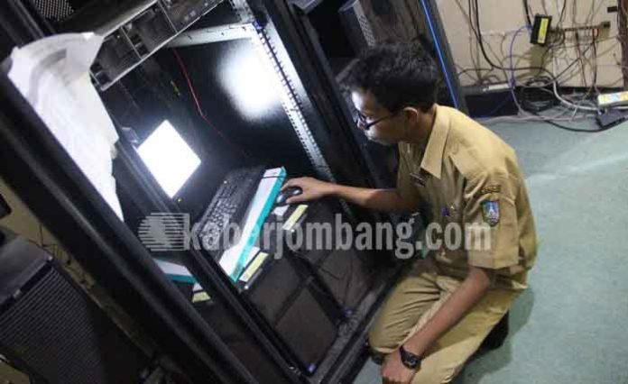 Petugas Dispendukcapil Jombang saat melakukan back up data