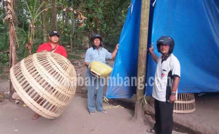 Petugas saat menggerebek lokasi judi sabung ayam di Ngoro