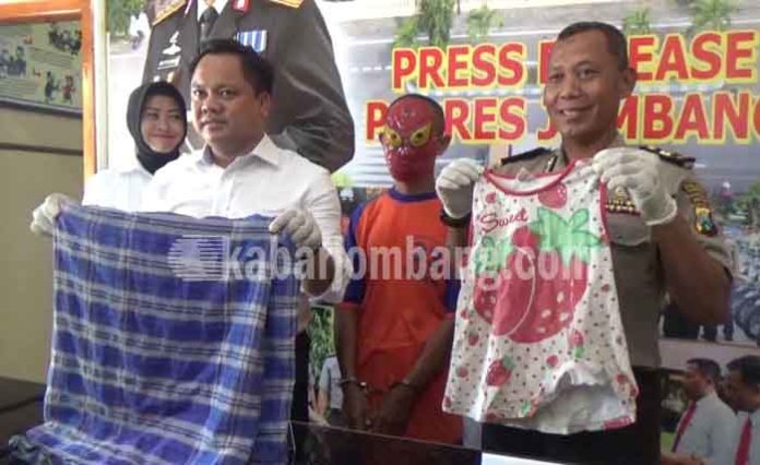 Polisi saat merilis pelaku beserta barang buktinya di Mapolres Jombang