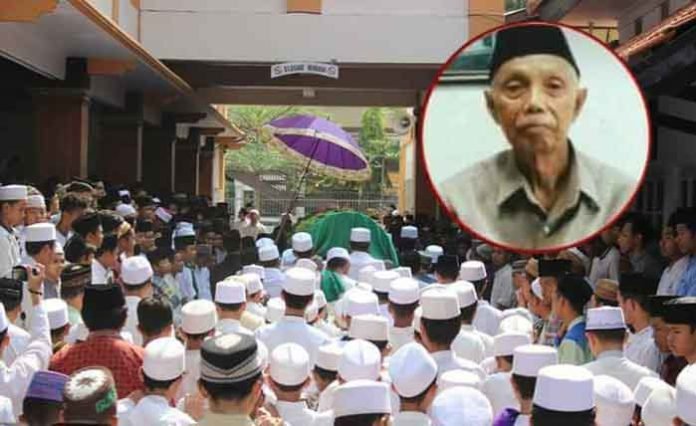 Prosesi pemakaman KH Mahmad Baidlowi