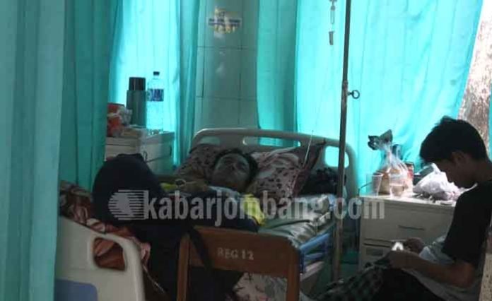 Salah satu santri Ponpes Al-Izzah yang dirawat di Puskesmas karena diduga keracunan makanan