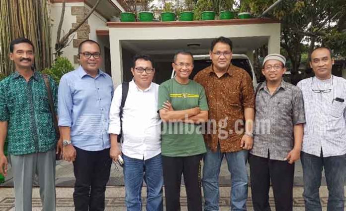 Dahlan Iskan bersama Ketua Umum SMSI Pusat dan Jawa Timur