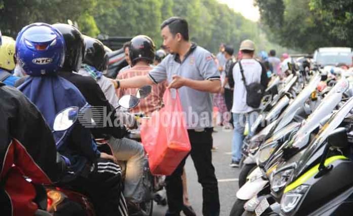 Komunitas motor matic berbagi takjil