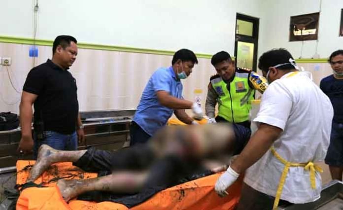 Mayat seorang pria yang ditemukan di parit di Desa Gadingmangu, Kecamatan Perak