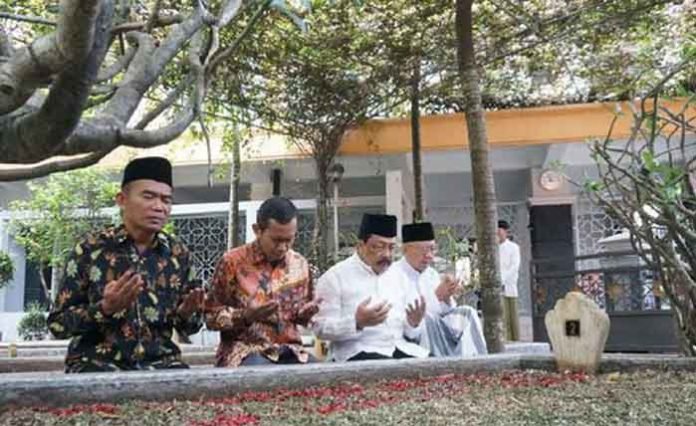 Mendikbut Muhadjir Effendy saat berziarah ke Makam Gus Dur di Ponpes Tebuireng