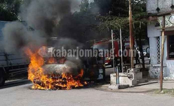 Mobil sedang yang sedang kebakaran di Desa Sembung Kecamatan Perak