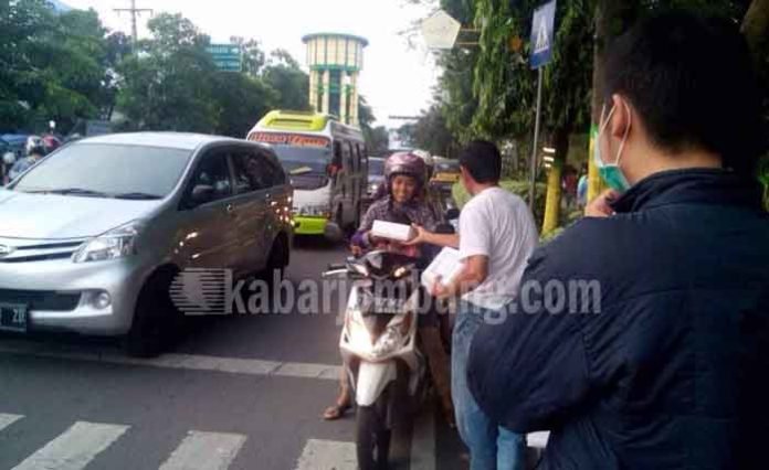 Pembagian takjil oleh pemuda non muslim