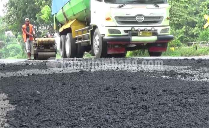 Perbaikan Jalan di Jalan Raya Basuki Rahmat Kabupaten Jombang