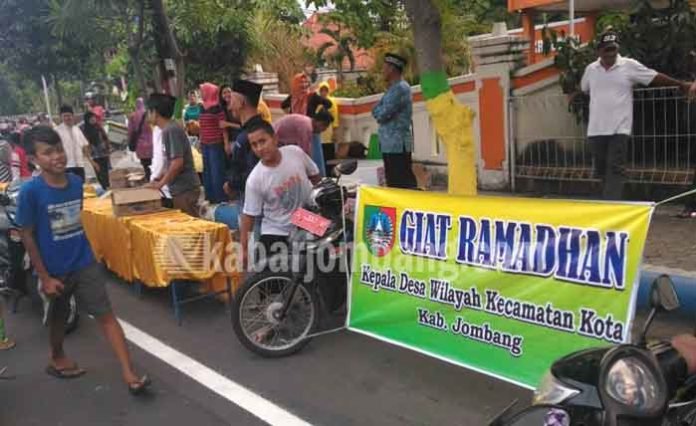 Puluhan Kades di Kecamatan Jombang saat membagikan takjil