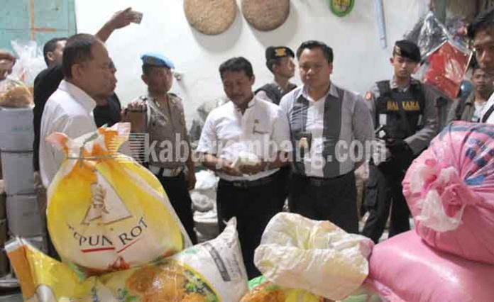 Satgas Pangan saat obok-obok pasar citra niaga Jombang