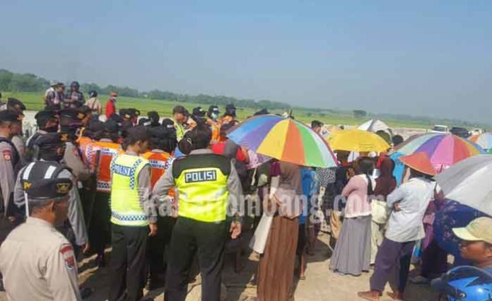 Terdampak pembangunan tol, Warga Carangrejo Kesamben berunjukrasa