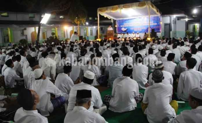 Warga binaan lapas Jombang saat mengikuti pengajian nuzulul qur'an