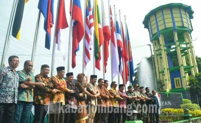 bendera ASEAN tertancap di Jombang
