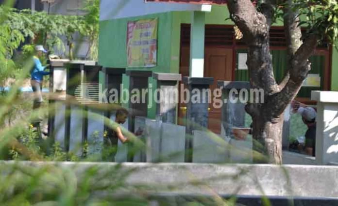 Pekerjaan proyek pagar di SDN Pandanwangi