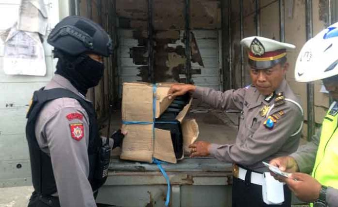 Petugas saat melakukan razia kendaraan di Jombang