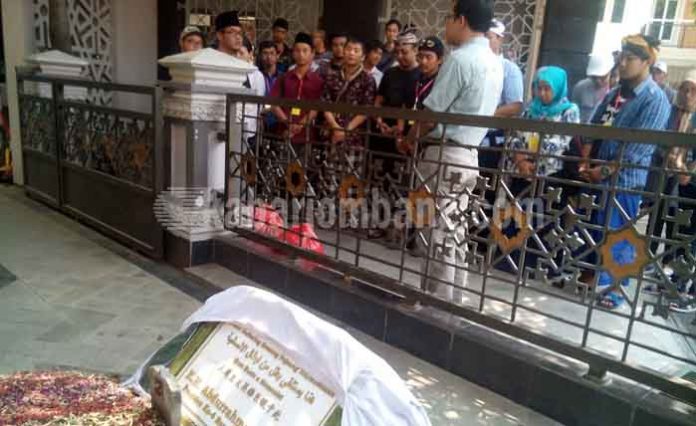 Sebanyak 40 orang saat menyanyikan lagu Indonesia Raya dan Padamu Negeri di pusara Gus Dur
