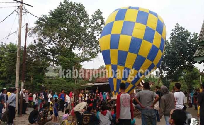 warga desa Bandung kecamatan Diwek Kab Jombang saat menonton balon raksasa diterbangkan