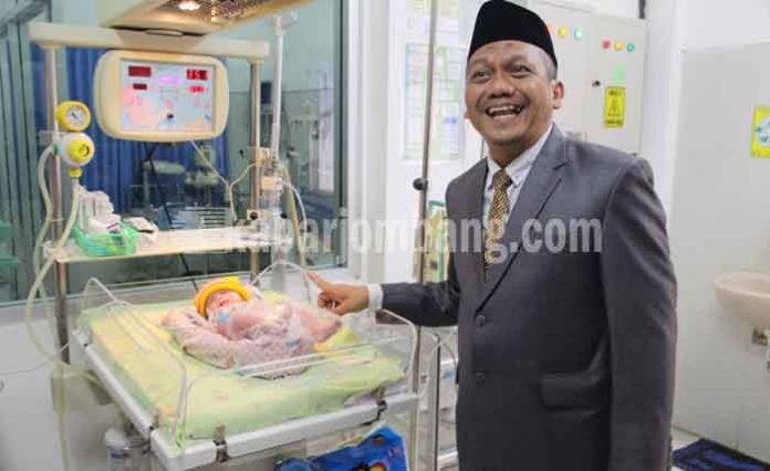 Direktur RSUD Jombang saat menunjukkan salah satu bayi yang lahir jelang detik-detik Proklamasi Kemerdekaan RI