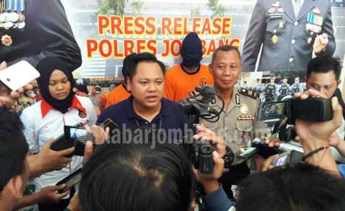 Pelaku persetubuhan saat dirilis di Mapolres Jombang