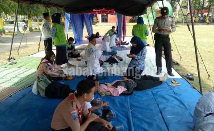 Puluhan peserta ucapara HUT Kemerdekaan RI, yang tumbang saat dirawat petugas medis