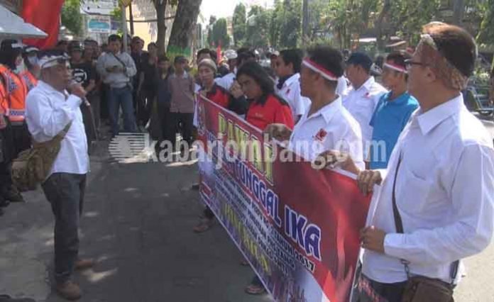 Ratusan massa ormas demo