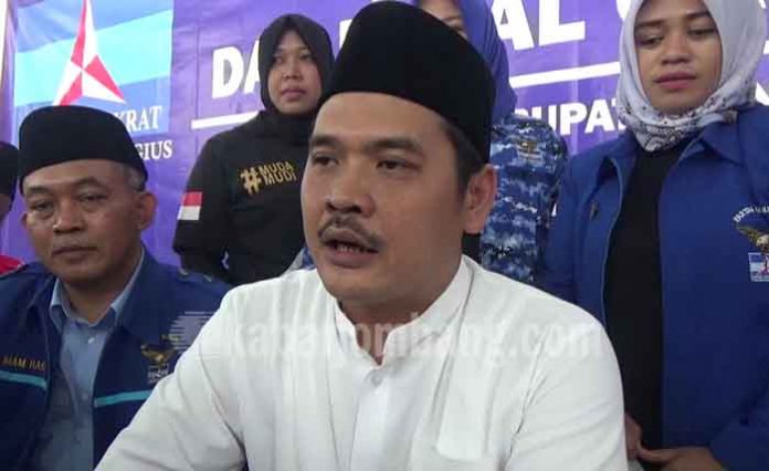 Sumrambah saat mengembalikan formulir pendaftaran di DPC Partai Demokrat Jombang
