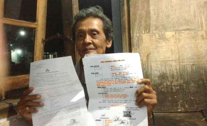 Pelapor saat menunjukkan bukti laporannya