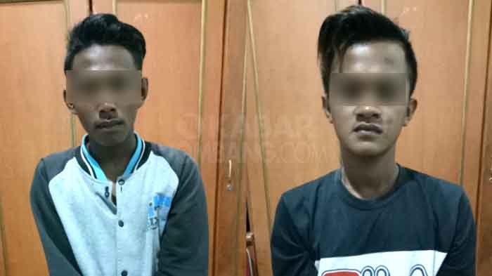 Dua tersangka pelaku pencabulan, saat diamankan di Polres Jombang.